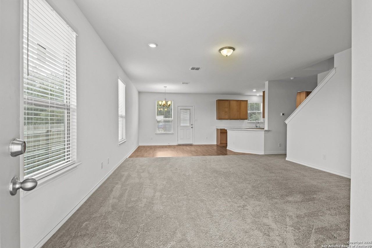 1927 Overlook Knl - Photo 4 of 32