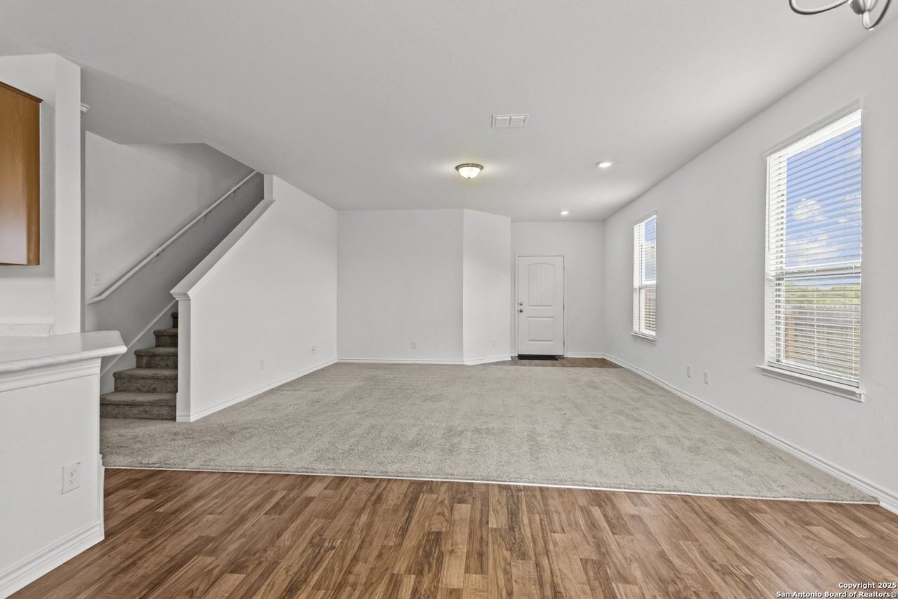 1927 Overlook Knl - Photo 5 of 32