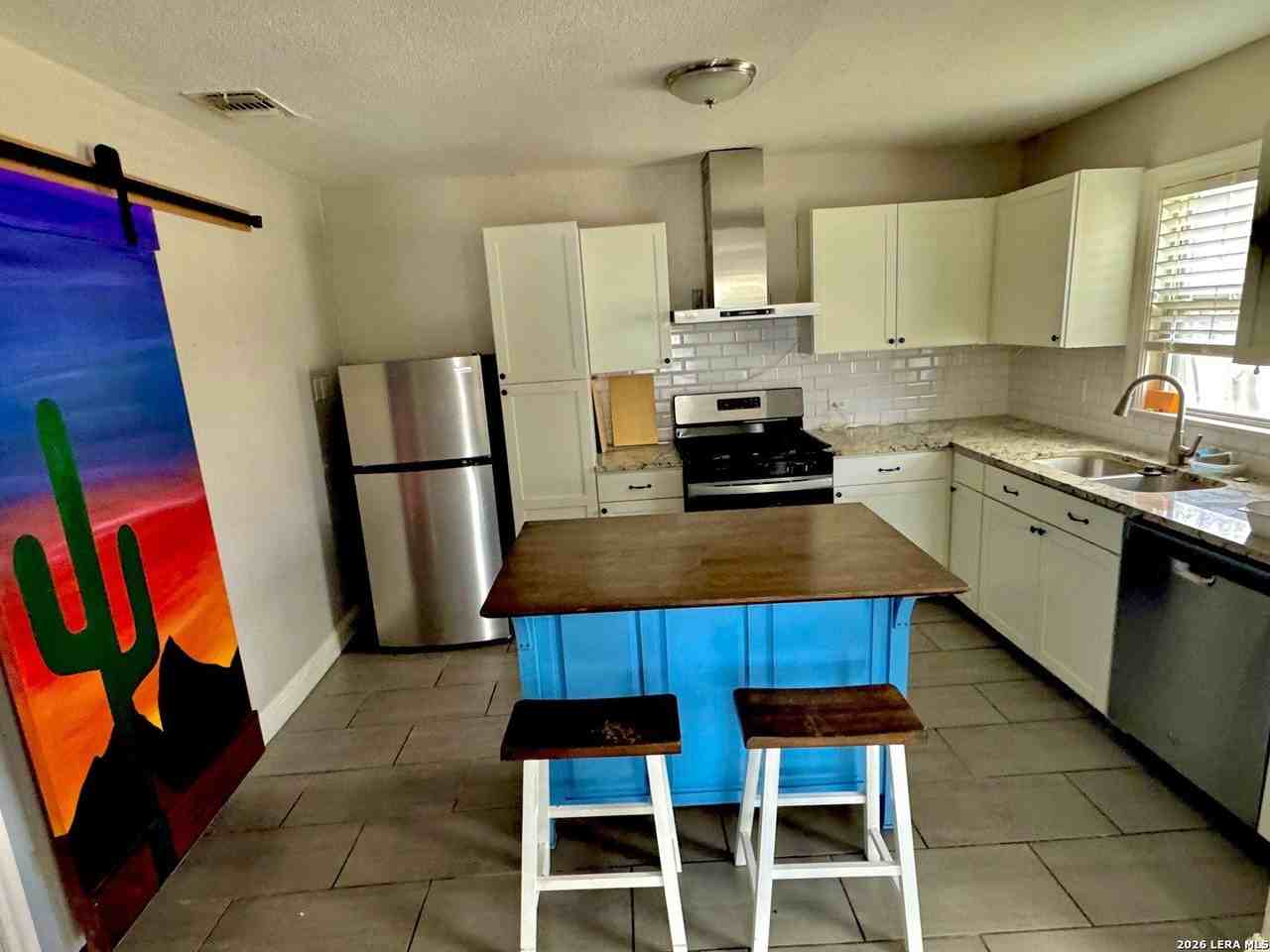 338 Haggin St - Photo 4 of 12