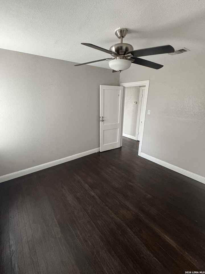 338 Haggin St - Photo 6 of 12