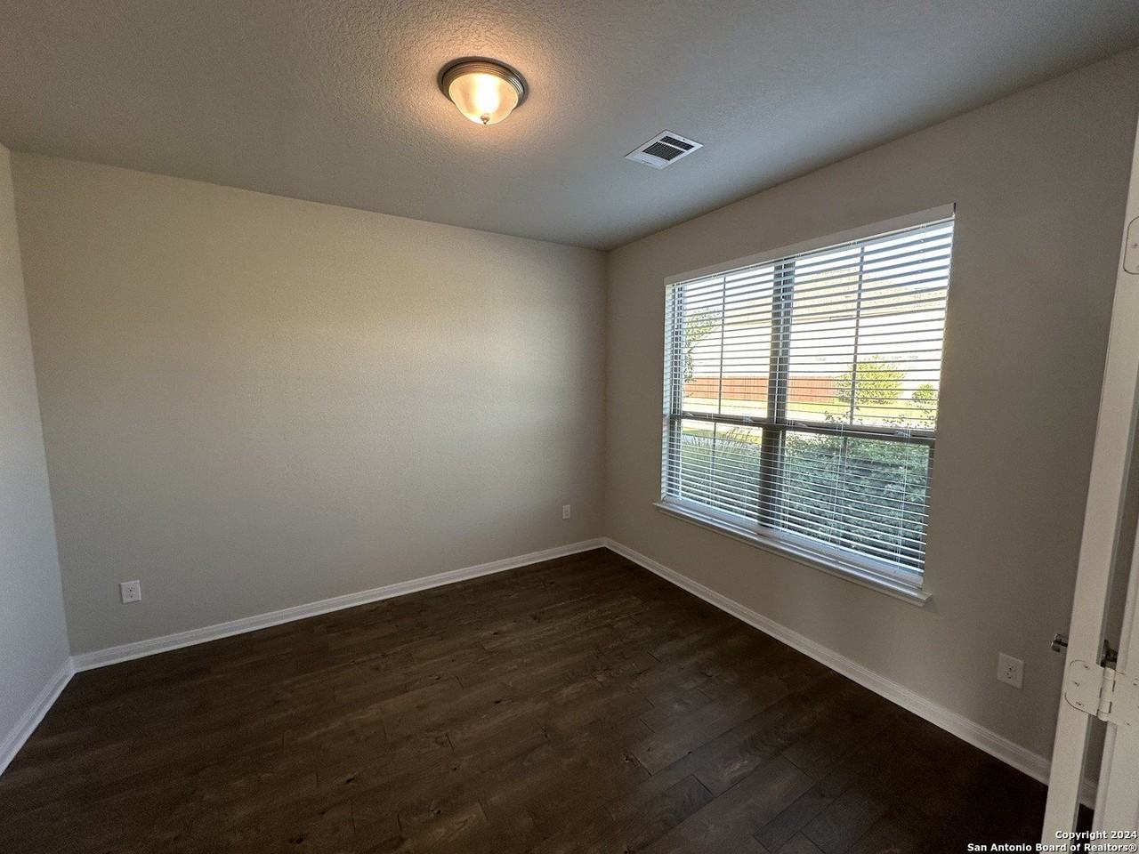 102 Noble Woods - Photo 4 of 30