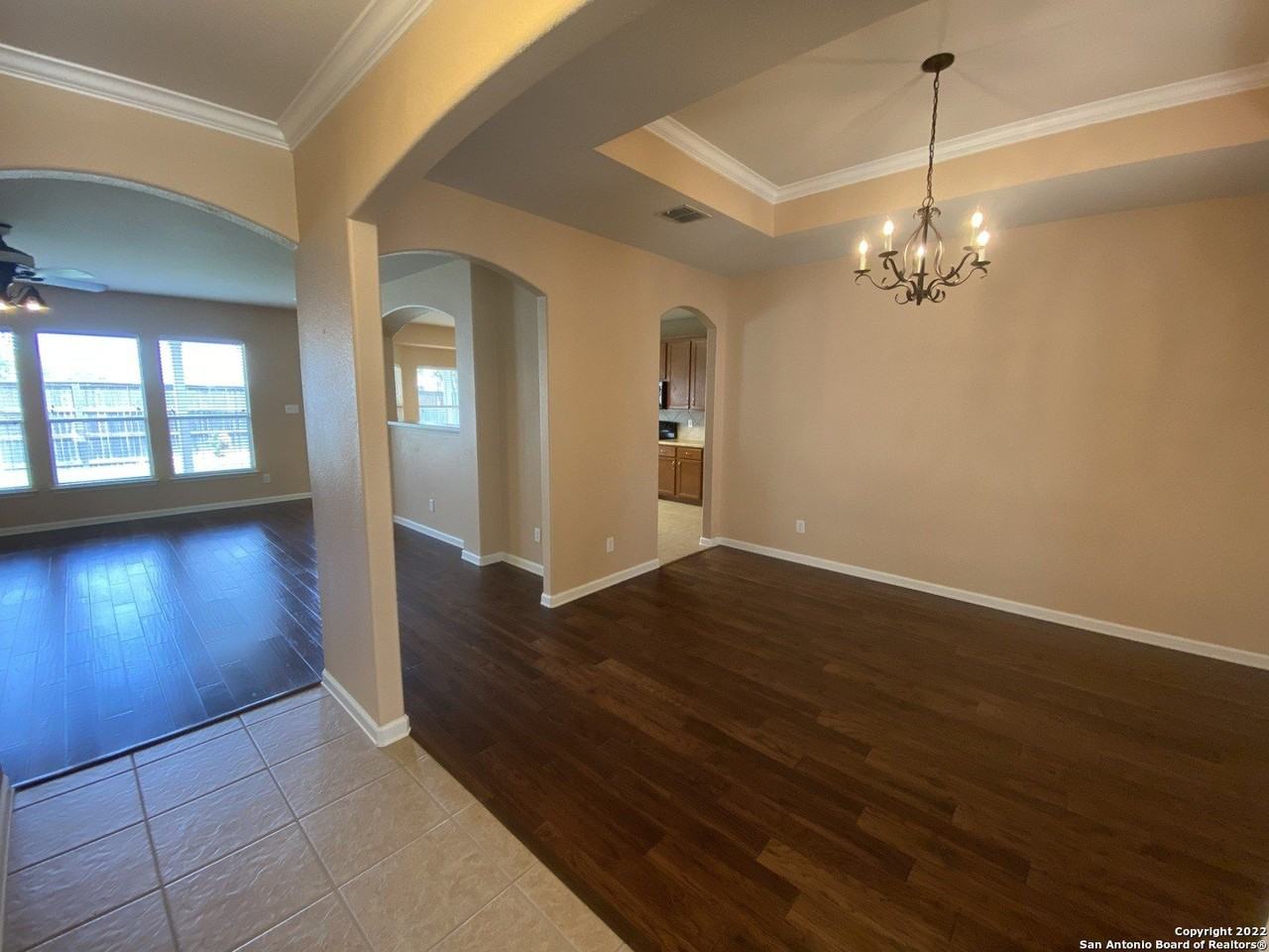 121 Deerwood Oaks - Photo 2 of 13