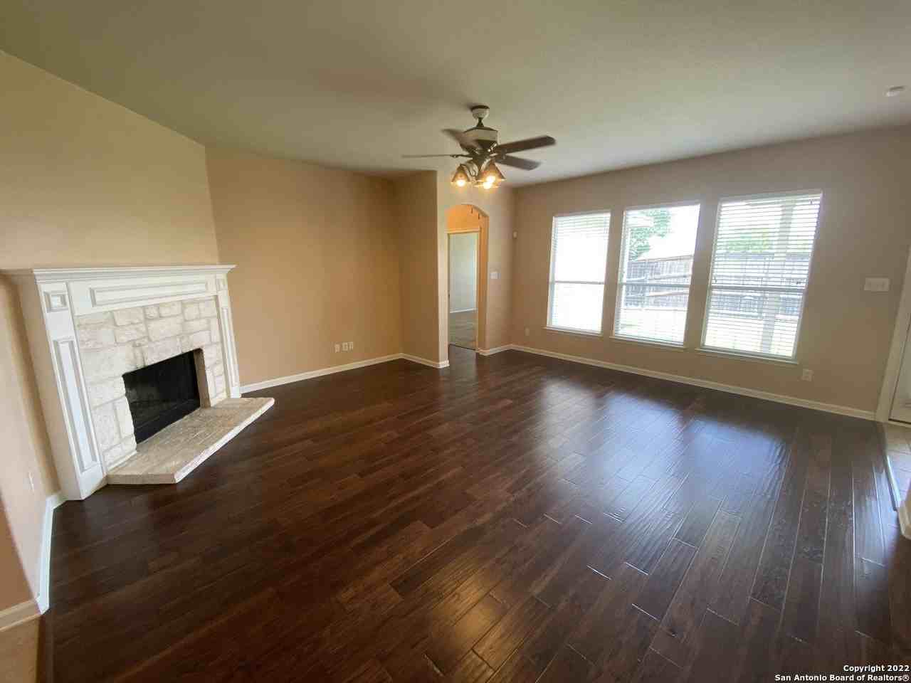 121 Deerwood Oaks - Photo 4 of 13