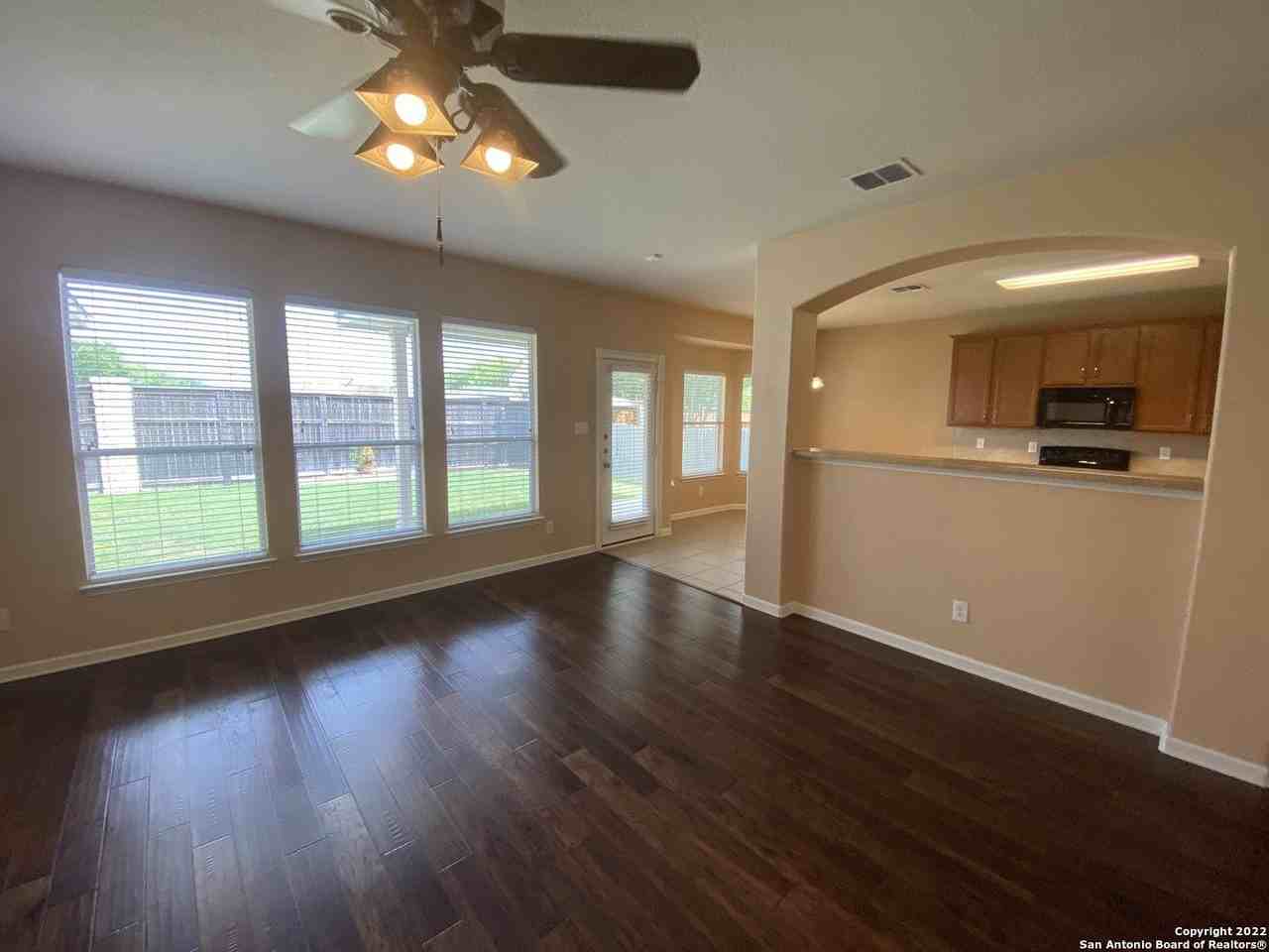 121 Deerwood Oaks - Photo 5 of 13