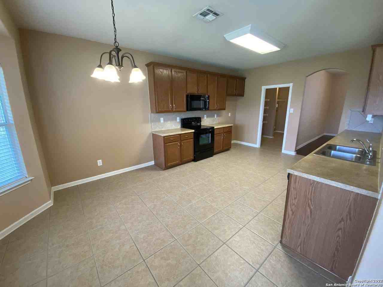 121 Deerwood Oaks - Photo 6 of 13