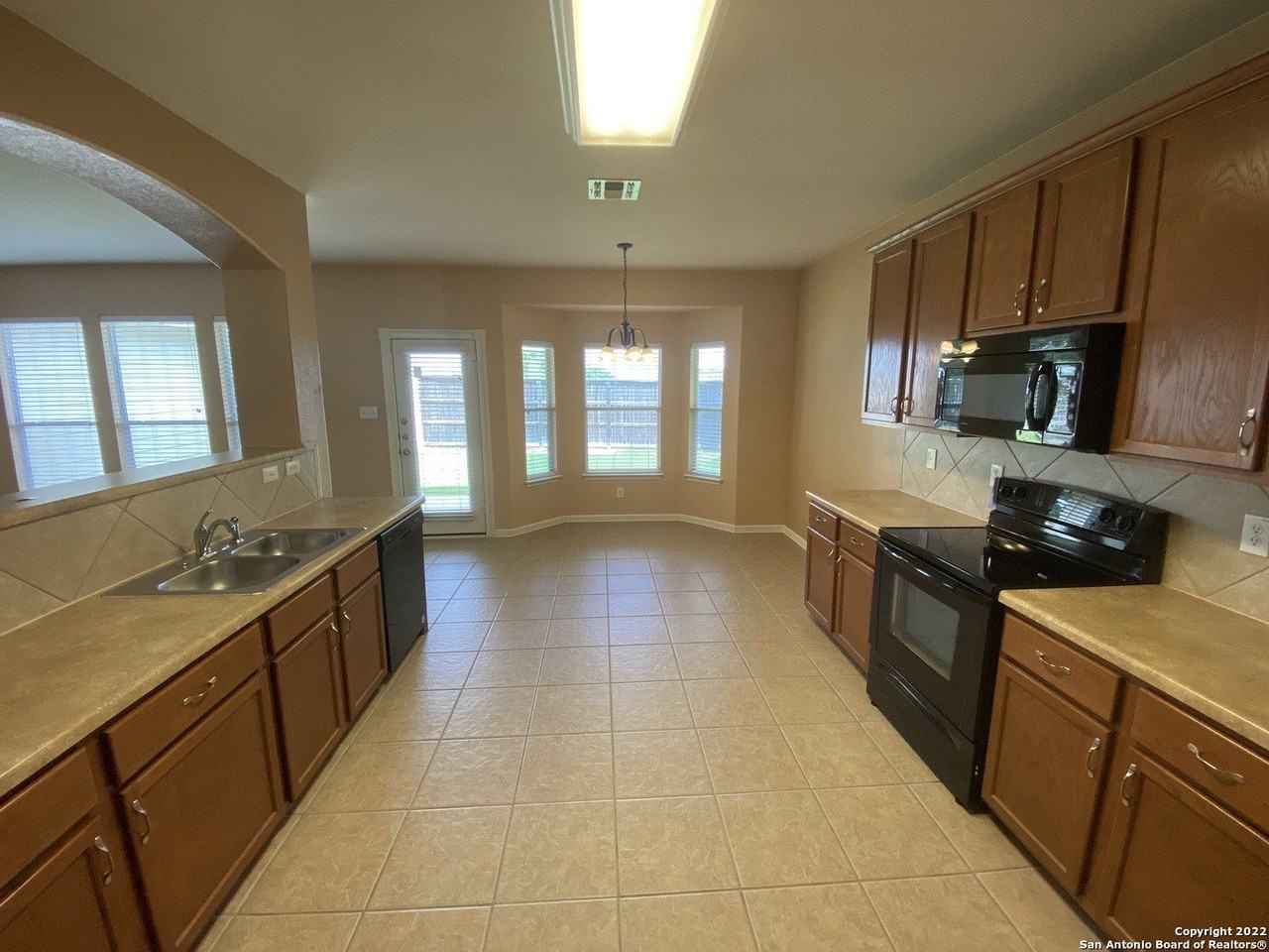 121 Deerwood Oaks - Photo 7 of 13