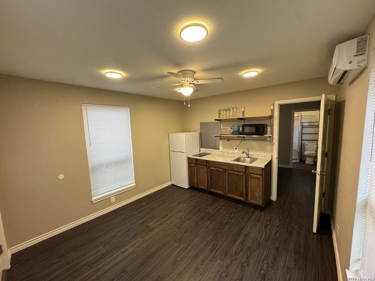 242 W Harlan Ave - Photo 2 of 4