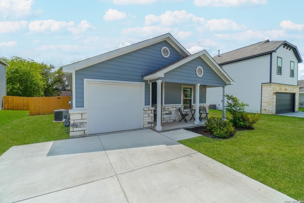 822 Hickory Trl - Photo 3 of 20