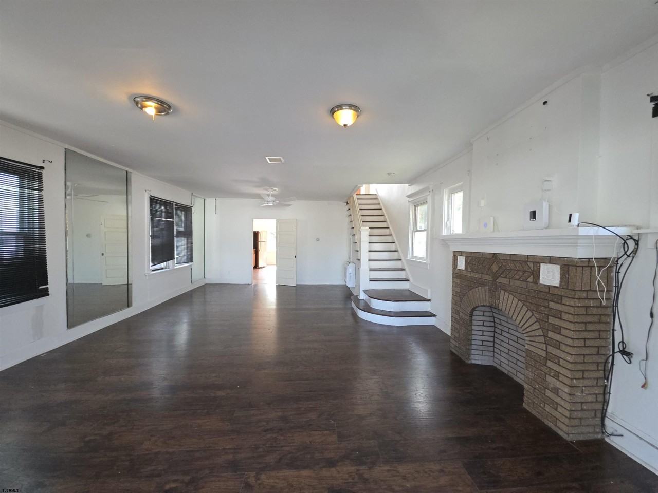 346 N Delaware Ave - Photo 5 of 17