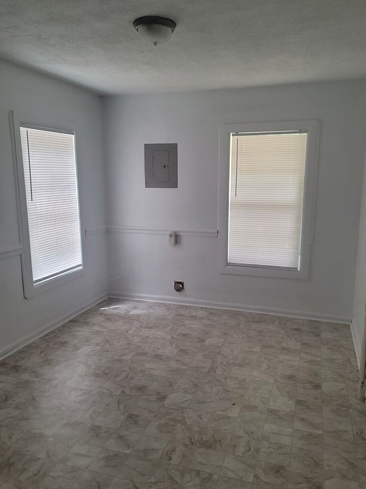 506 E Spring St - Photo 4 of 7