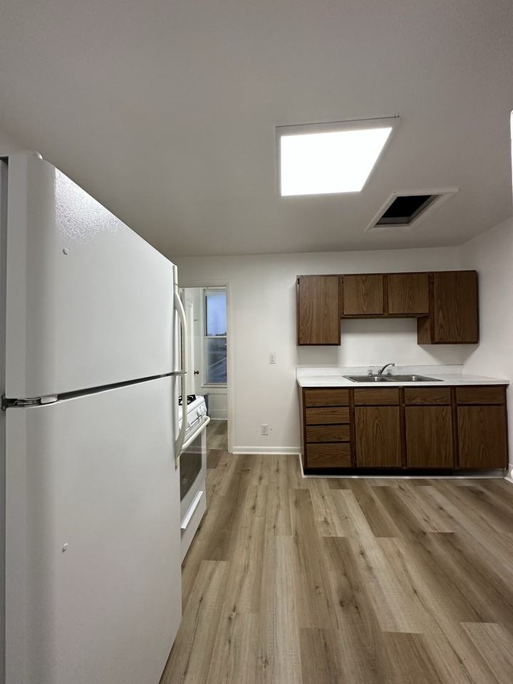 1404 Grove St - Photo 7 of 11