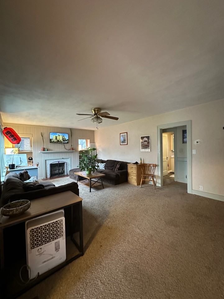 621 Robinson St - Photo 5 of 11