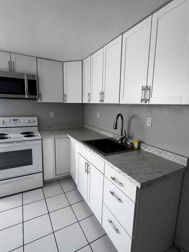 557 E 6th Ave #B - Photo 4 of 13