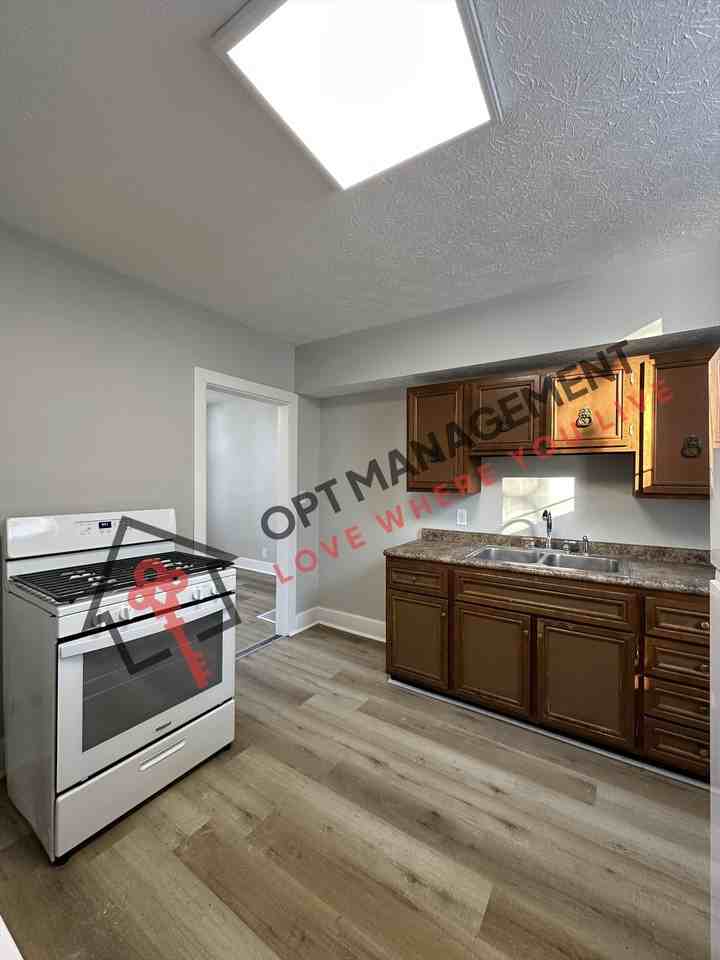 111 S 14th St - Photo 7 of 11