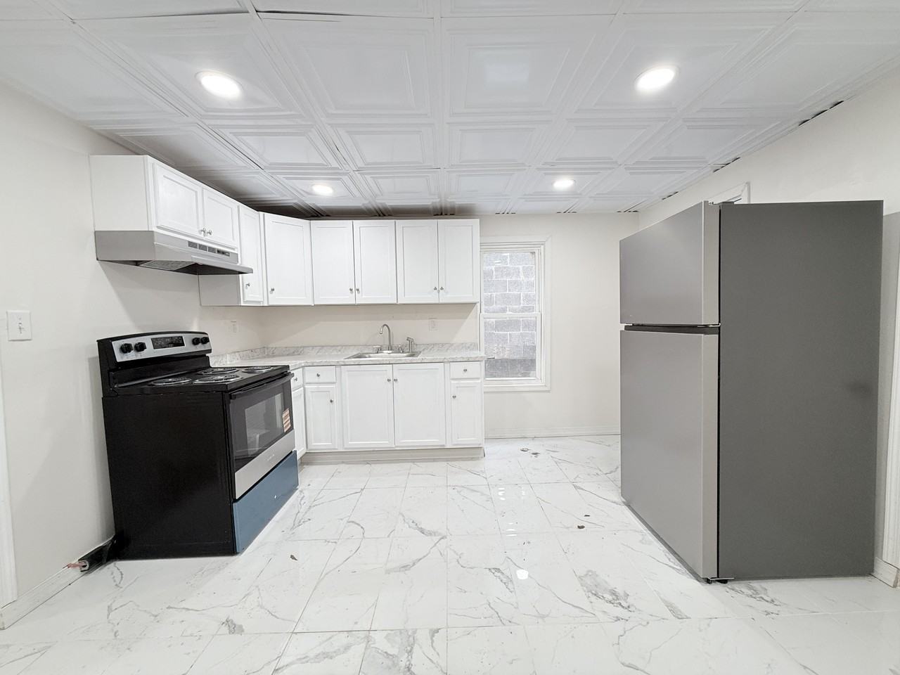 212 Center Ave - Photo 2 of 8