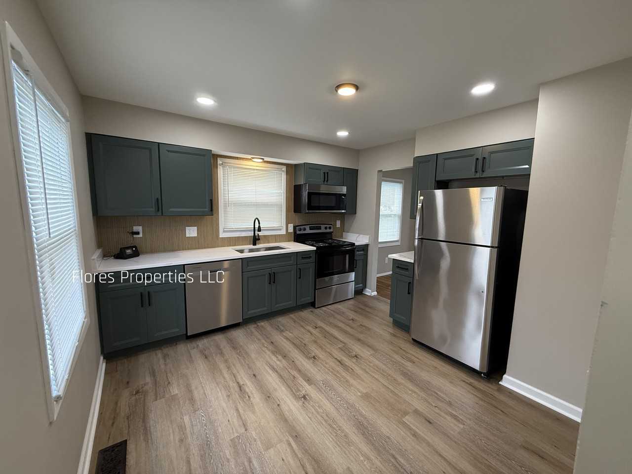 1136 Pauline Ave - Photo 5 of 42