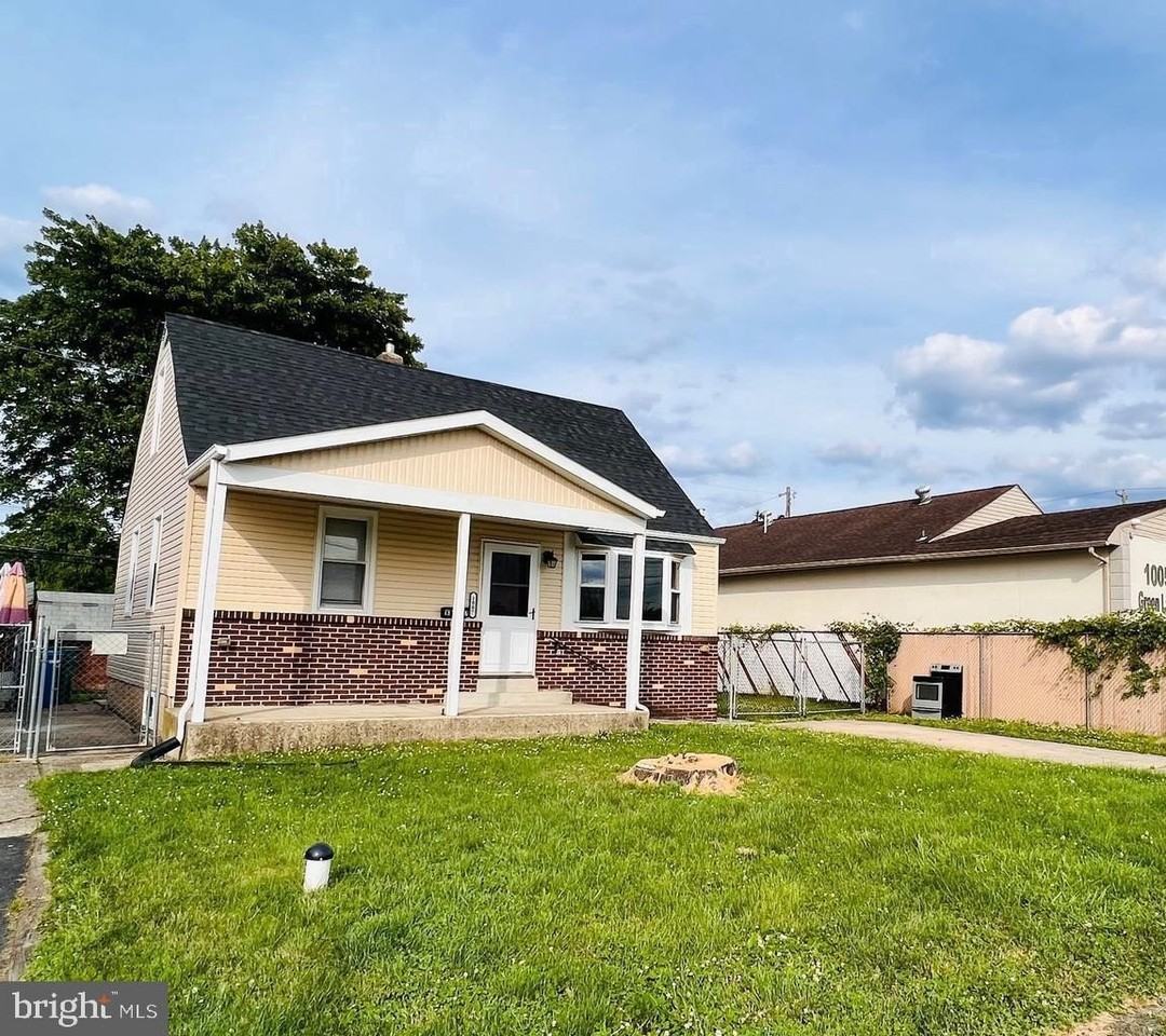 1007 Green Ln - Photo 3 of 23