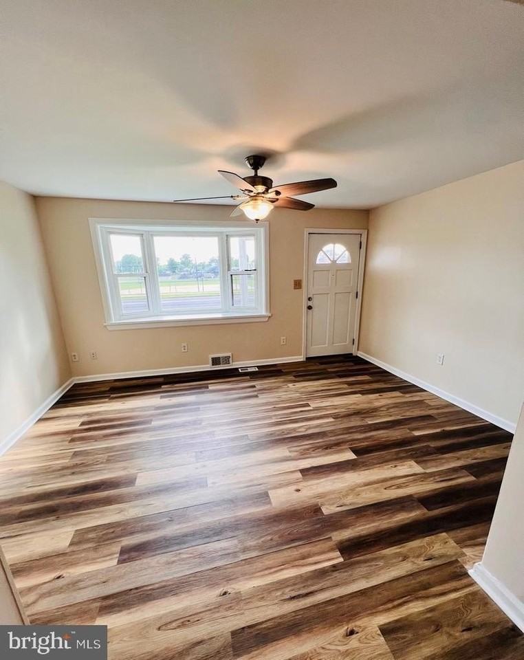 1007 Green Ln - Photo 5 of 23