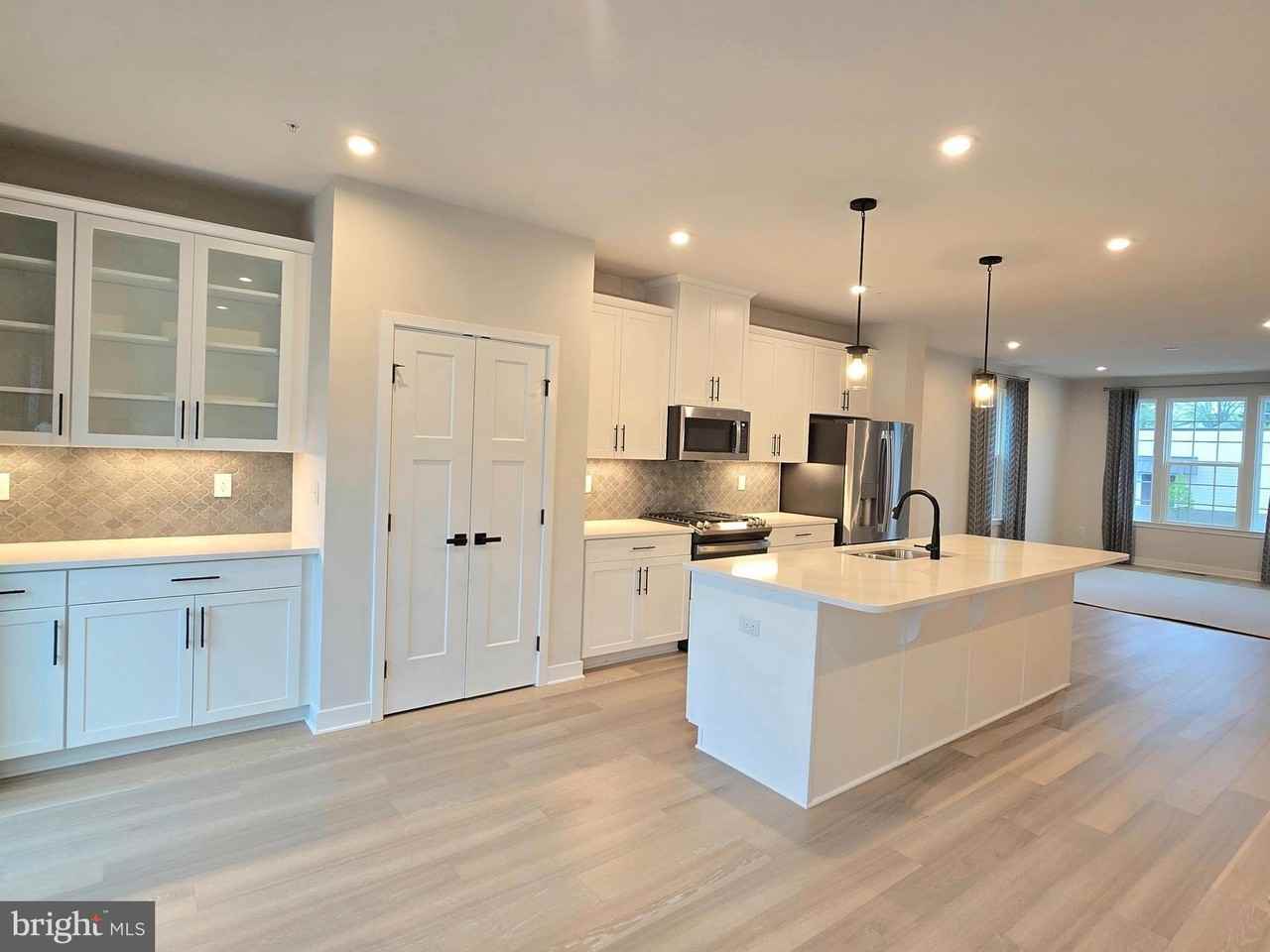 465 Market St - Photo 4 of 13