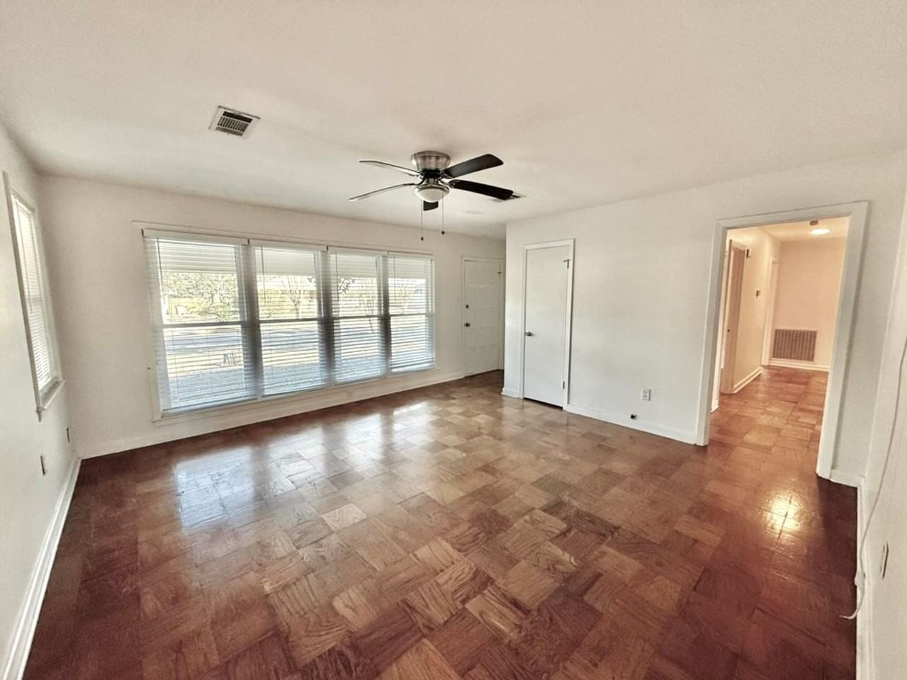 266 W Parkland Dr - Photo 4 of 11