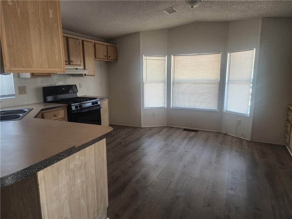 691 Church St - Photo 2 of 6