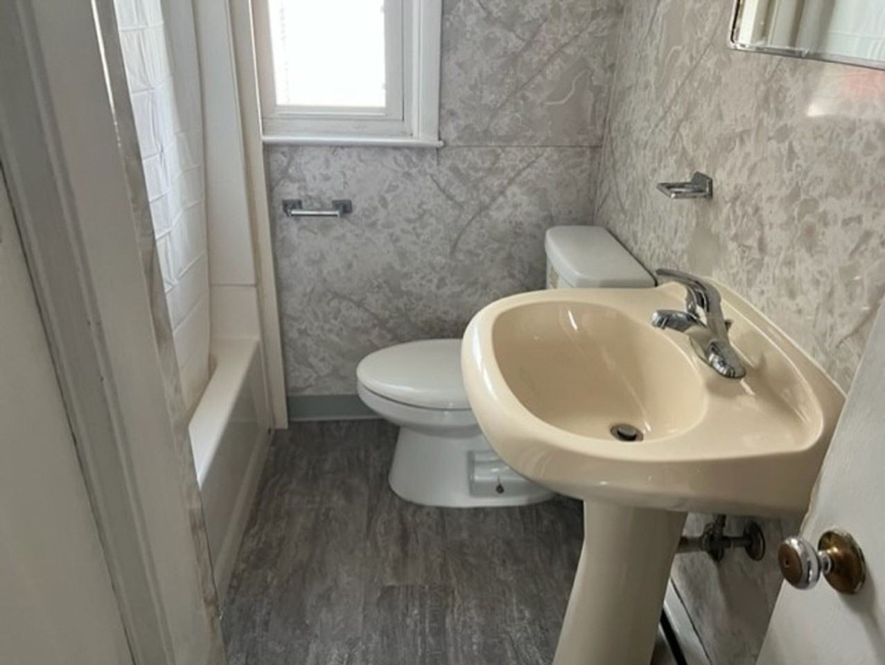 361 Colonial Rd - Photo 5 of 9