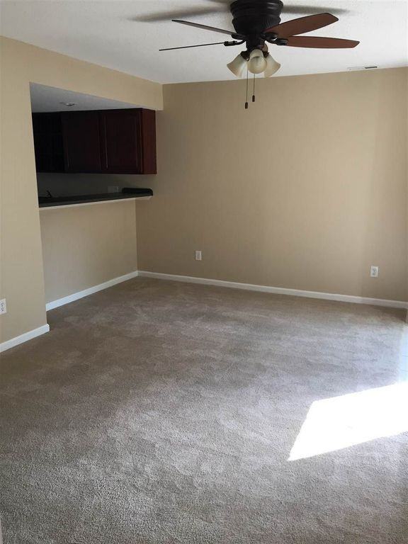 3315 S Oaklawn Cir - Photo 2 of 9