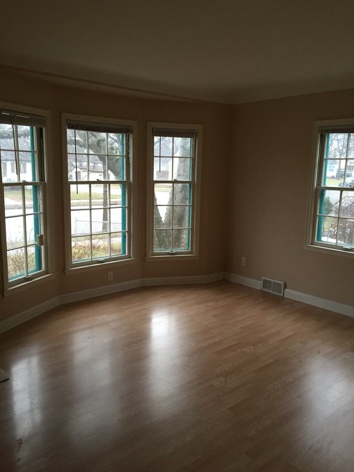 1607 Arlington Ave E - Photo 3 of 7