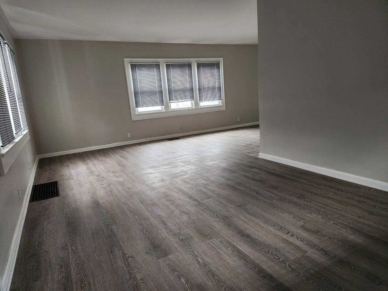 3469 Graceland Ave - Photo 3 of 8