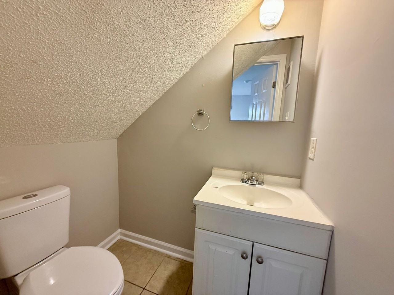 1132 Montcalm St - Photo 4 of 7