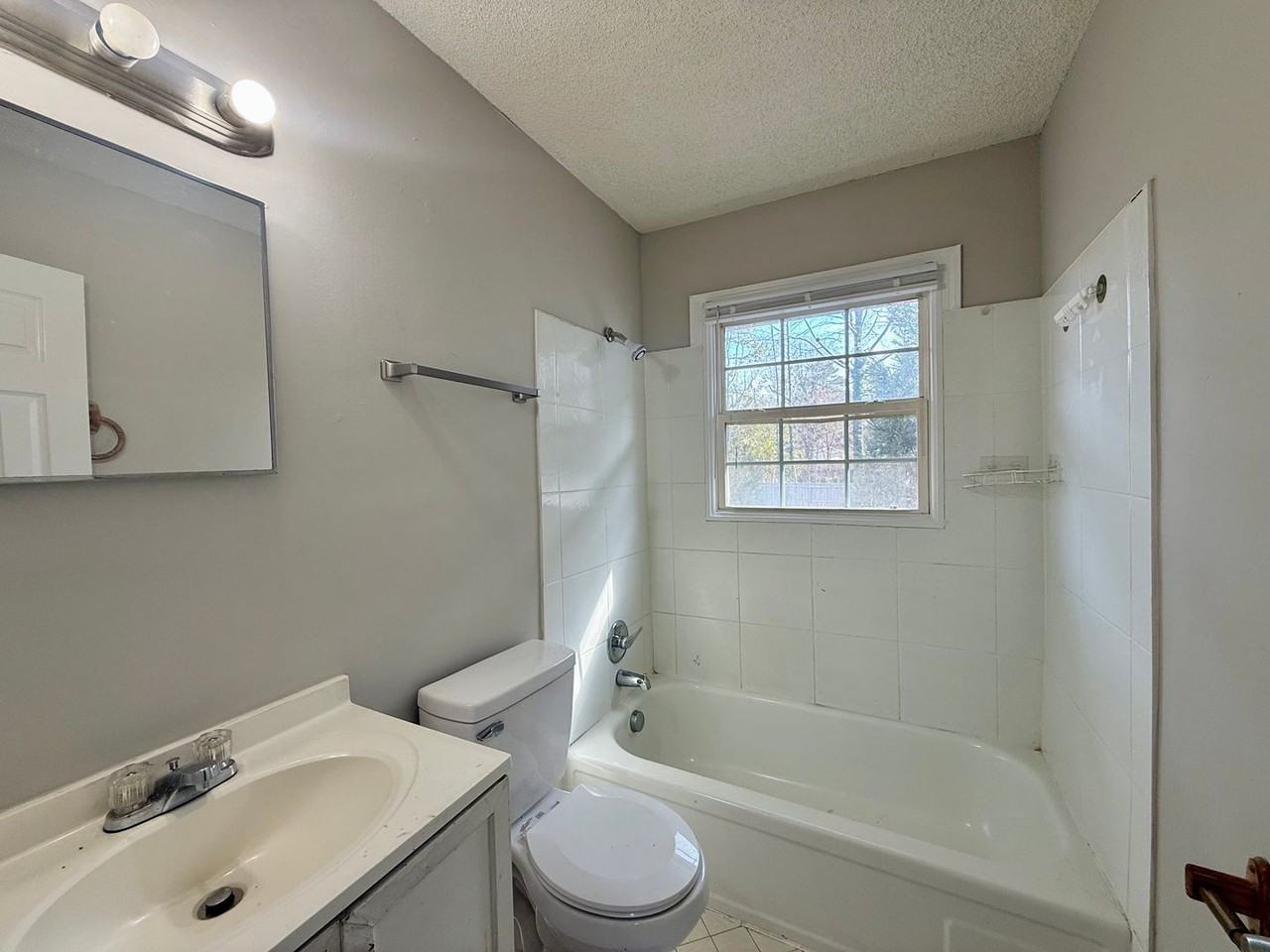 1132 Montcalm St - Photo 6 of 7