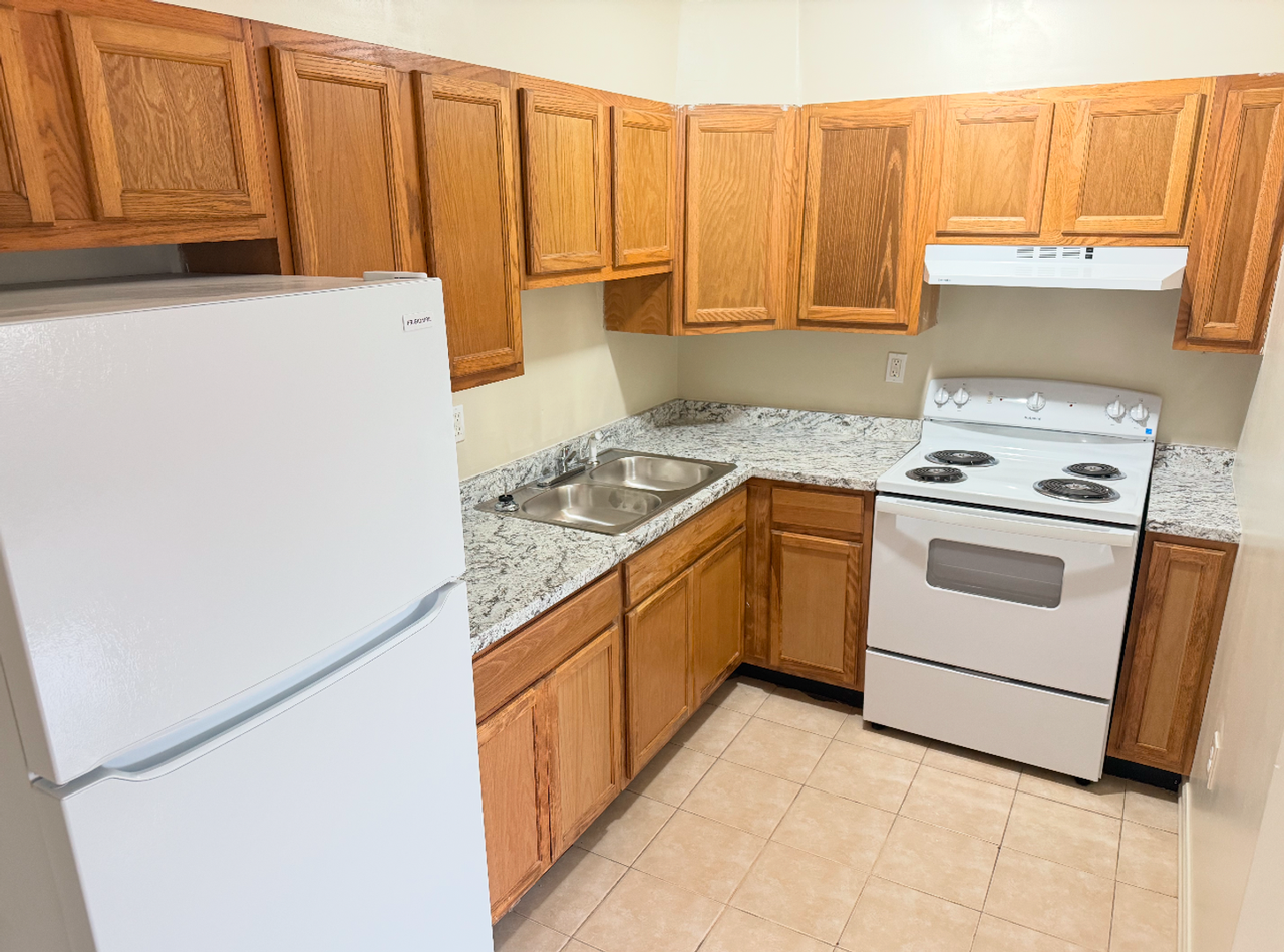 200 W Commercial St - Photo 4 of 10