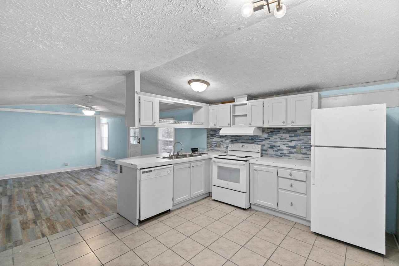 680 Bay Harbor Dr - Photo 5 of 23