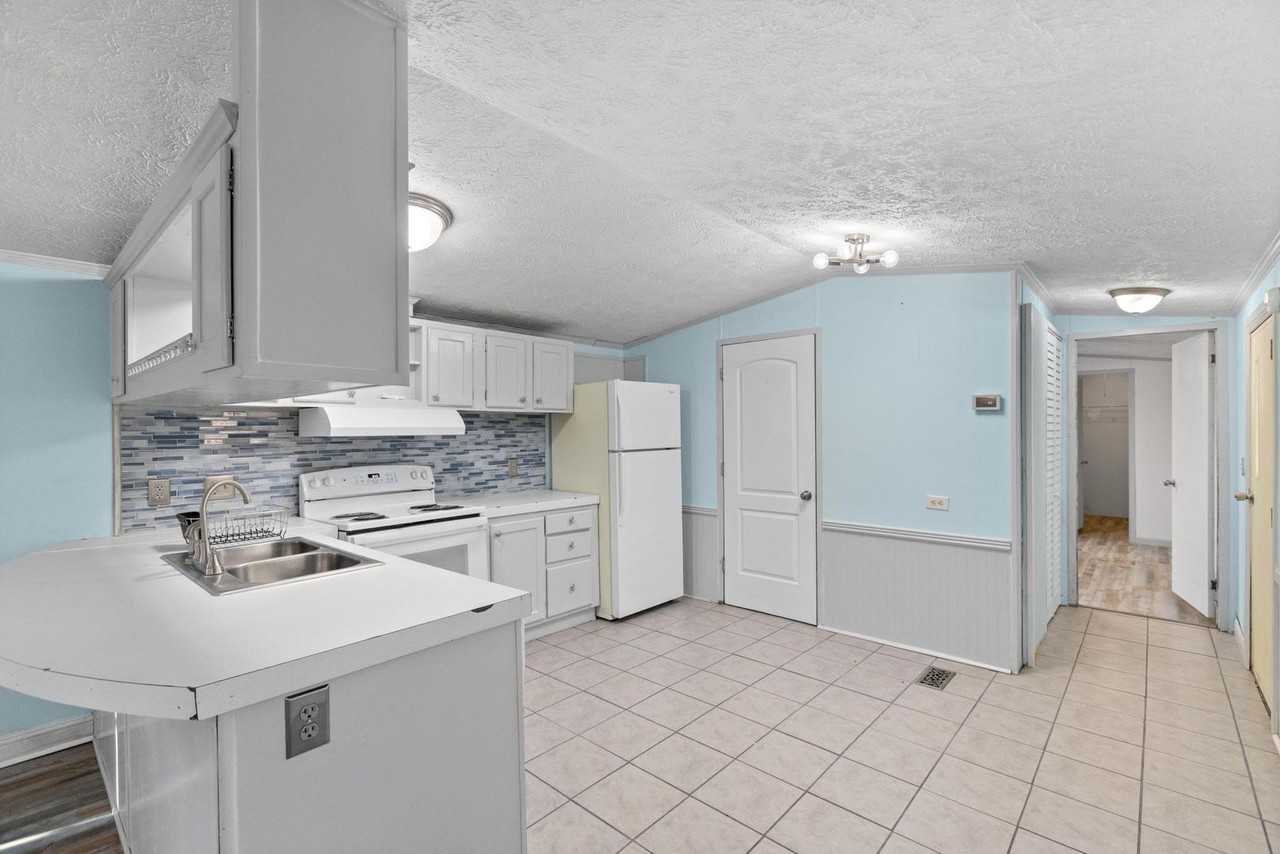 680 Bay Harbor Dr - Photo 7 of 23