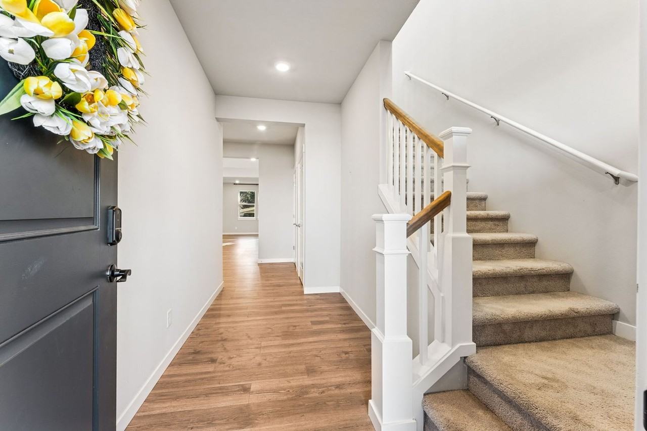 1072 Sw Sedge St - Photo 2 of 15