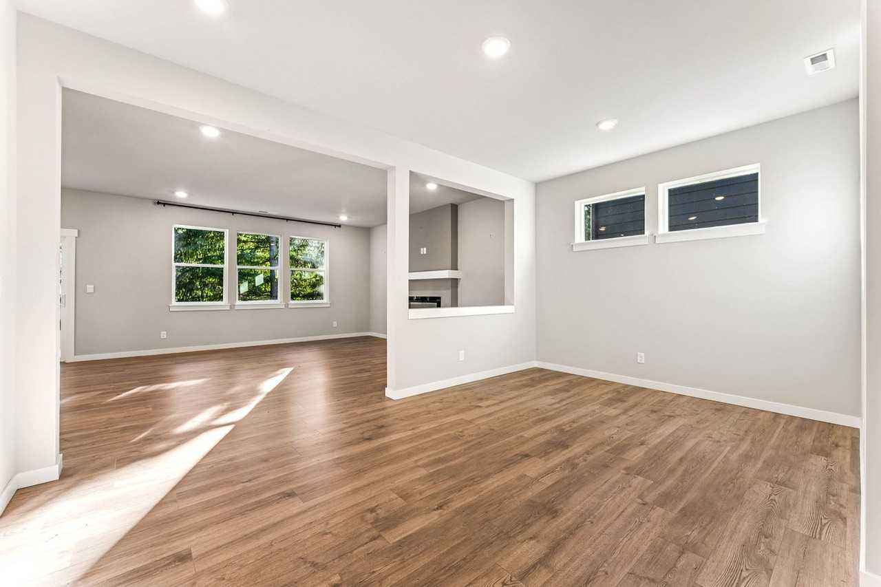 1072 Sw Sedge St - Photo 3 of 15