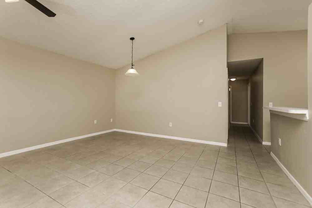 326 Daniels Pointe Dr - Photo 4 of 16