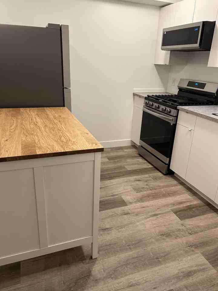 1 Month Free + $100 Off Monthly Rent – Spacious 3 Bedroom Main Floor Home | SF212 - Photo 4 of 9