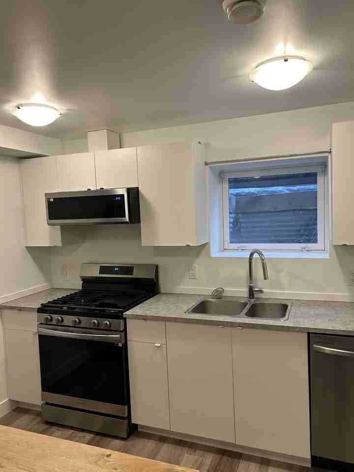 1 Month Free + $100 Off Monthly Rent – Spacious 3 Bedroom Main Floor Home | SF212 - Photo 7 of 9