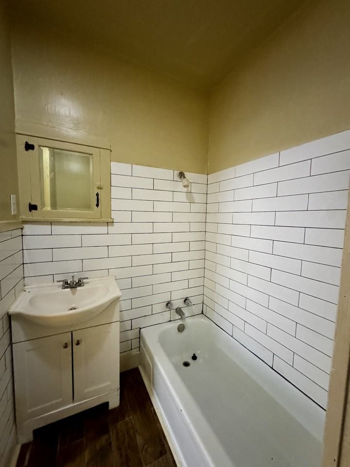 2015 Lyle Avenue - Photo 4 of 11