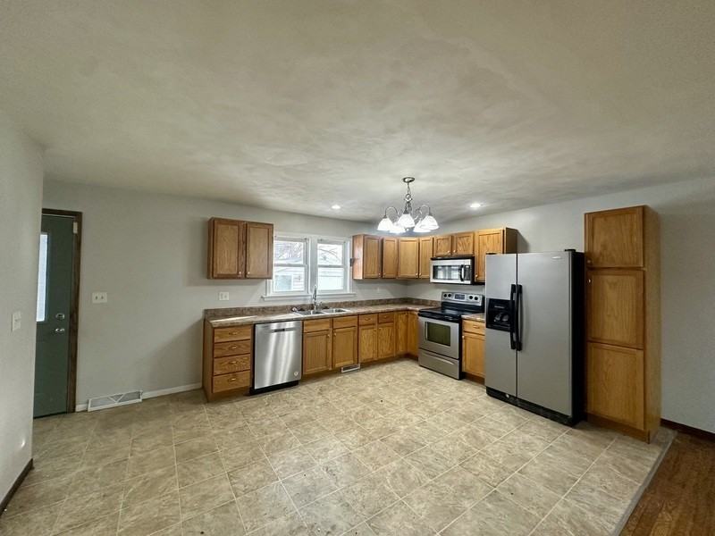 4442 Rushmore Dr Ne - Photo 3 of 20