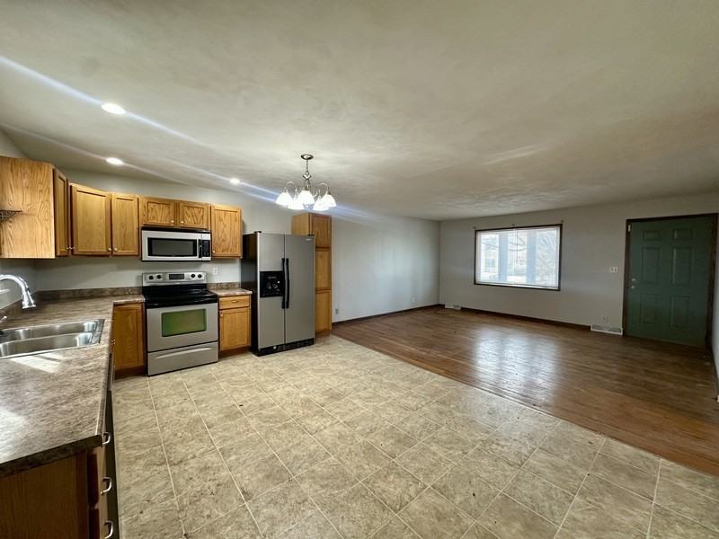 4442 Rushmore Dr Ne - Photo 5 of 20