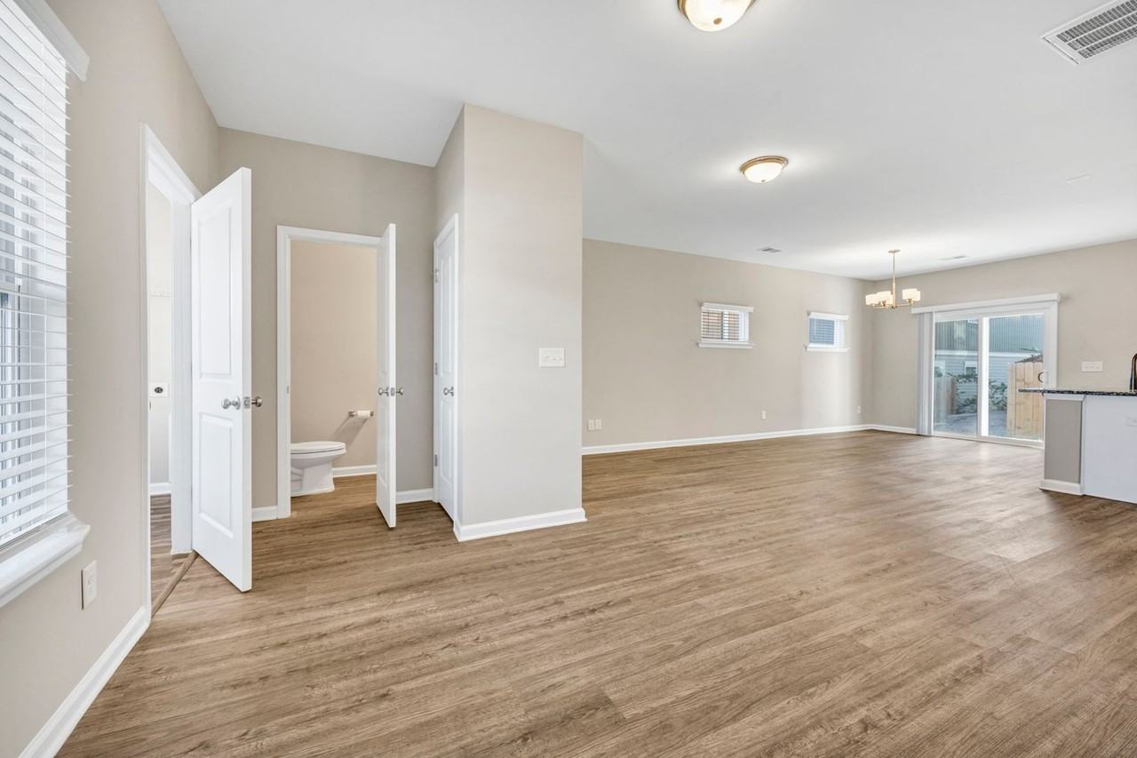 135 Hunters Grove Dr - Photo 3 of 25