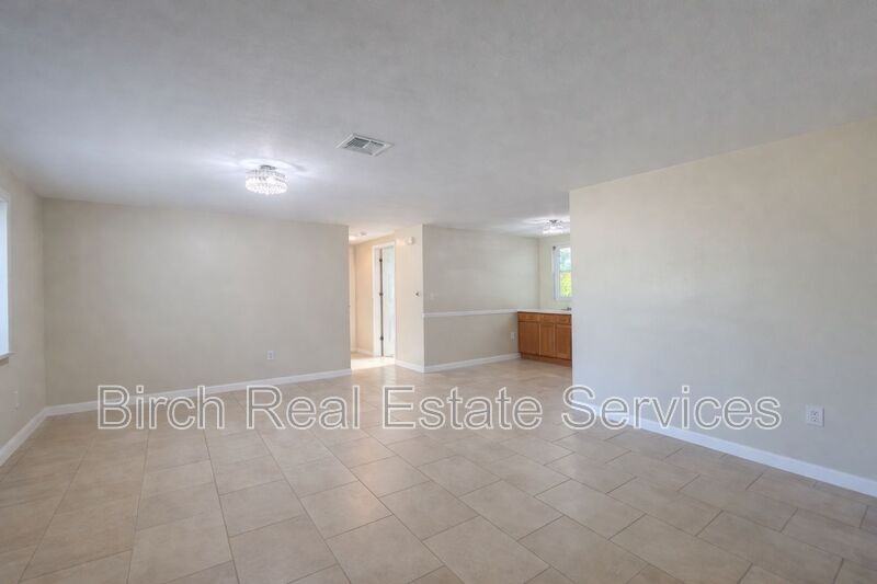 5171 Greenwood St - Photo 3 of 18