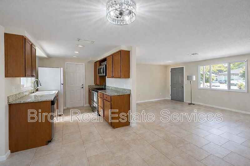 5171 Greenwood St - Photo 4 of 18