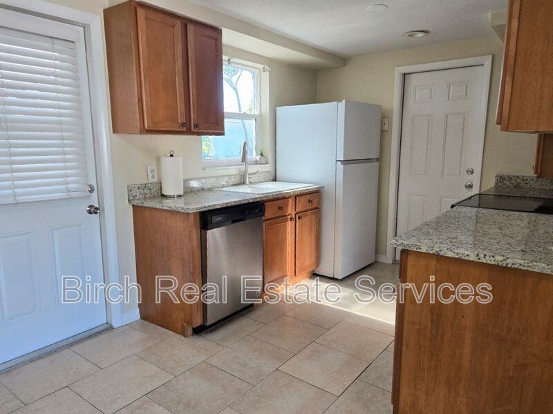 5171 Greenwood St - Photo 5 of 18