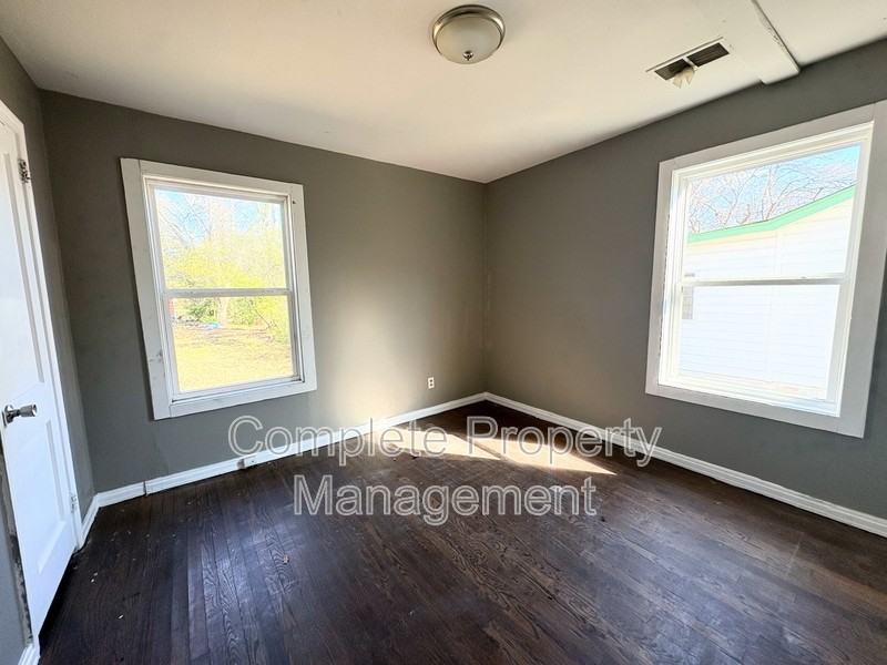 1233 15th Way Sw - Photo 4 of 9