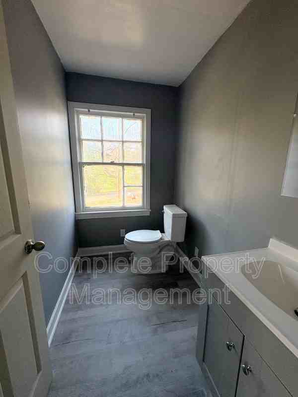 604 Lexington St - Photo 4 of 9