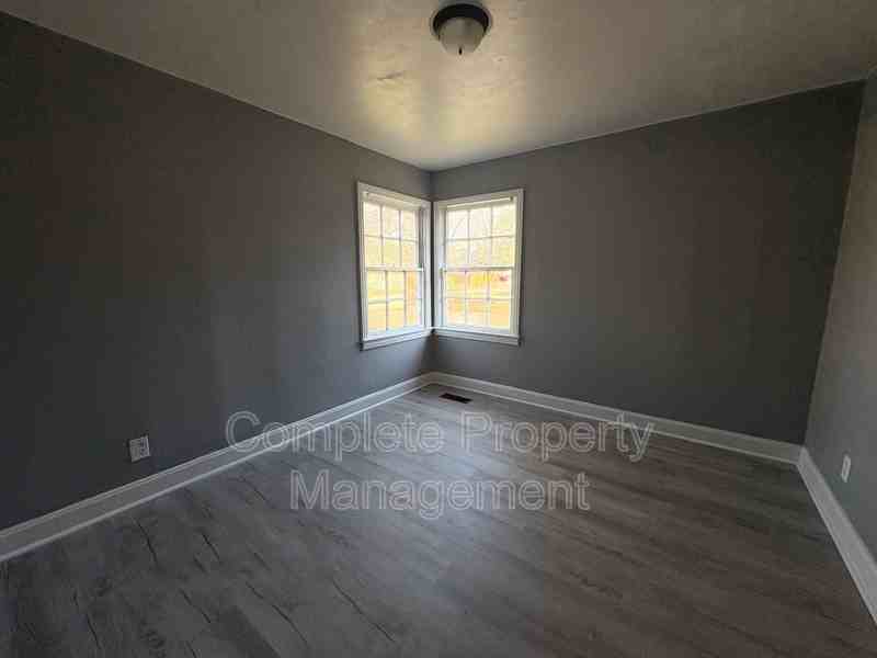 604 Lexington St - Photo 6 of 9