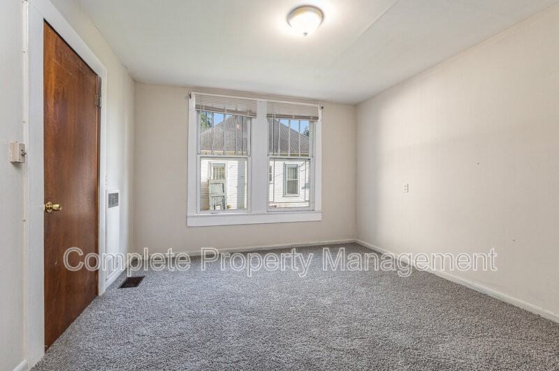 104 Henley St - Photo 3 of 10